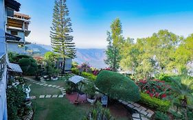 Valleycrest Villa With Swimming Pool